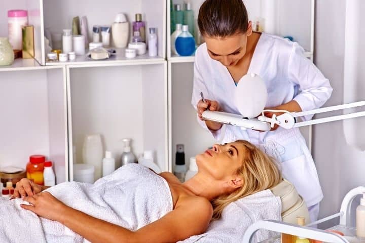 Read more about the article Esthetician School, What can I Expect?