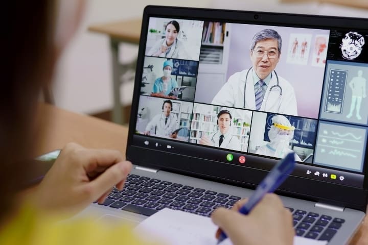 Read more about the article How does an Online Medical Program Work? Is it right for you?