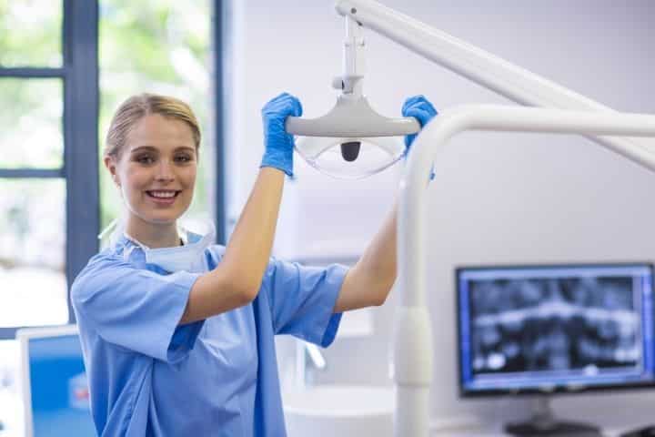 Read more about the article What Is The Difference Between a Dental Hygienist And a Dental Assistant? Choosing The Right Program For You